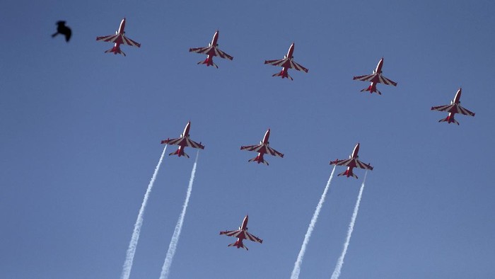 Aksi Pesawat Angkatan Udara Bermanuver di Langit India Indian Air Force Suryakiran aircraft perform aerobatic maneuvers on the second day of Aero India 2021 at Yelahanka air base in Bengaluru, India, Thursday, Feb. 4, 2021. Aero India is a biennial event with flying demonstrations by stunt teams and militaries and commercial pavilions where aviation companies display their products and technology. (AP Photo/Aijaz Rahi)