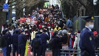 Mereka beraksi di depan Kementerian Luar Negeri di Tokyo.