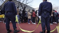 Aksi yang terjadi di tengah pandemi ini dijaga ketat oleh polisi Jepang.