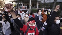 Warga Myanmar yang tinggal di Jepang dan para pendukungnya menggelar aksi menolak kudeta militer Myanmar, Rabu (3/2/2021) waktu setempat.