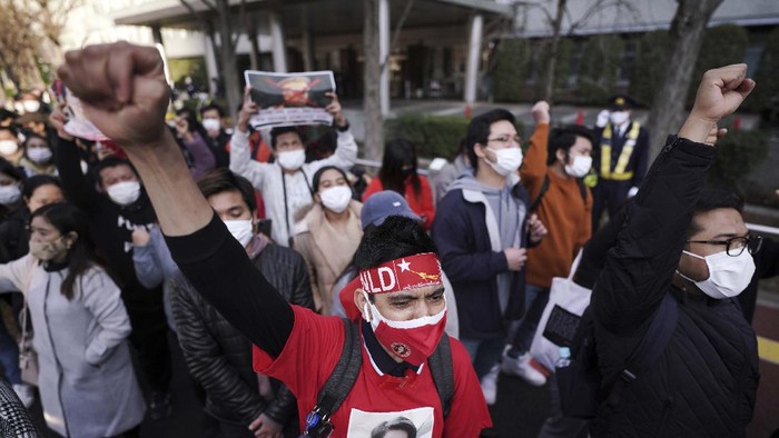 Aksi Protes Kudeta Militer Myanmar di Jepang Burmese living in Japan and supporters march during a protest in front of the Foreign Ministry in Tokyo Wednesday, Feb. 3, 2021. Myanmar's new leader said the military government installed after Monday's coup plans an investigation into alleged fraud in last year's elections and will also prioritize the COVID-19 outbreak and the economy, a state newspaper reported Wednesday. (AP Photo/Eugene Hoshiko)