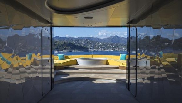 Memiliki panjang 321 kaki, kapal superyacht milik Joe tak ada ubahnya dengan satu kompleks hotel mewah bintang 5. Harga superyacht yang mahal bisa sedikit menjelaskan perihal properti milik Joe tersebut (Getty Images) Memiliki panjang 321 kaki, kapal superyacht milik Joe tak ada ubahnya dengan satu kompleks hotel mewah bintang 5. Harga superyacht yang mahal bisa sedikit menjelaskan perihal properti milik Joe tersebut (Getty Images)