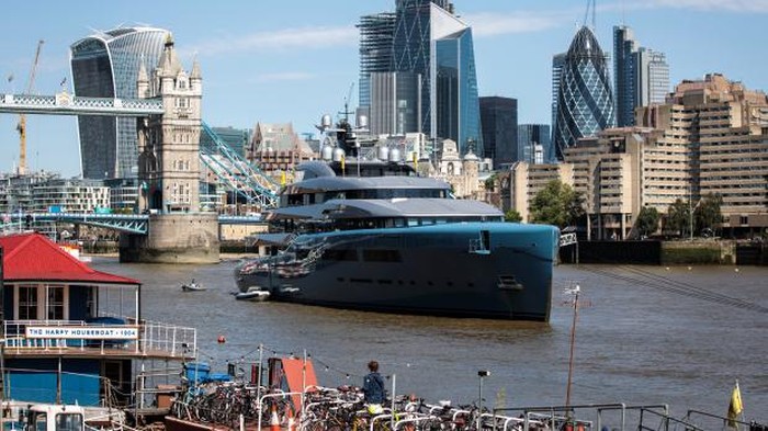 Aviva Superyacht milik bos Klub Tottenham Hotspurs, Joe Lewis.