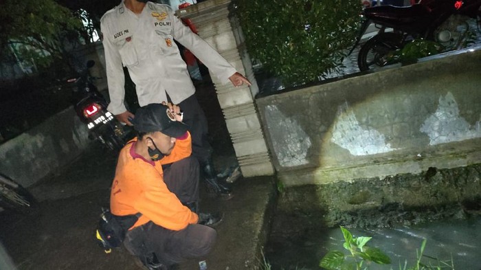 balita hilang terseret arus parit di blitar