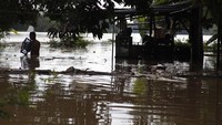 Hujan lebat yang berlangsung dari Rabu (3/2/2021) hingga Kamis (4/2/2021) membuat Sungai Bengawan Solo meluap.