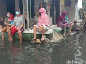 Jijik! Banjir di Kudus Berwarna Hitam dan Berbau