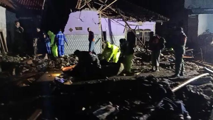 Banjir yang menerjang Desa Kepulungan, Kecamatan Gempol menyebabkan dua orang hilang terserat arus. Terjangan banjir juga menyebabkan 10 rumah hancur dan belasan lainnya rusak berat.