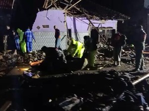 10 Rumah di Pasuruan Hancur Diterjang Banjir, Seorang Nenek dan Cucunya Hilang