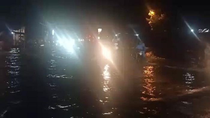 Banjir yang menerjang Desa Kepulungan, Kecamatan Gempol menyebabkan dua orang hilang terserat arus. Terjangan banjir juga menyebabkan 10 rumah hancur dan belasan lainnya rusak berat.