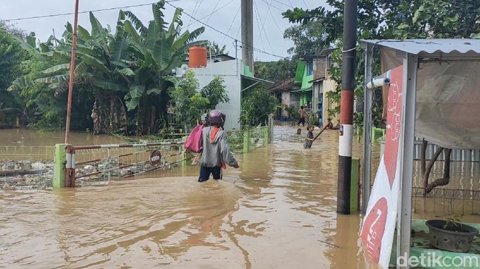 Banjir luapan Bengawan Solo di permukiman warga Karanganyar, 4/2/2021