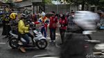 Bantu Cegah Corona, Batman-Spiderman Bagikan Masker di Jakarta