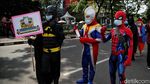 Bantu Cegah Corona, Batman-Spiderman Bagikan Masker di Jakarta
