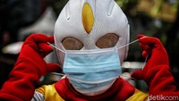 Para tokoh super hero itu pun tampak mengenakan masker saat tengah membagikan masker di kawasan Pasar Senen, Jakarta.