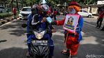 Bantu Cegah Corona, Batman-Spiderman Bagikan Masker di Jakarta
