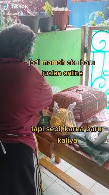 Kisah Pria Bantu Beli Rujak Dagangan Ibunya yang Sepi Ini Bikin Haru