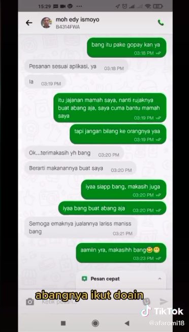 Kisah Pria Bantu Beli Rujak Dagangan Ibunya yang Sepi Ini Bikin Haru