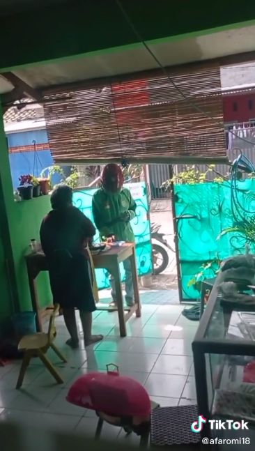 Kisah Pria Bantu Beli Rujak Dagangan Ibunya yang Sepi Ini Bikin Haru