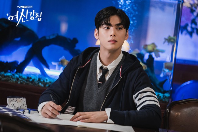 Perasaan insecure Cha Eun Woo timbul dua tahun lalu saat syuting drama Korea True Beauty. Kini pemilik nama asli Lee Dong Min itu berhasil mengalahkan rasa insecure dengan membuktikan bakat aktingnya. Foto: Dok. tvN