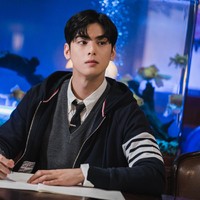 Perasaan insecure Cha Eun Woo timbul dua tahun lalu saat syuting drama Korea True Beauty. Kini pemilik nama asli Lee Dong Min itu berhasil mengalahkan rasa insecure dengan membuktikan bakat aktingnya. Foto: Dok. tvN