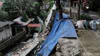Menurut seorang warga tanggul mulai longsor sekitar subuh dan mengeluarkan suara kencang.