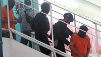 Sebanyak 26 terduga teroris tiba di landasan Apron Terminal Kargo Bandara Soekarno-Hatta (Soetta), Tangerang, Banten. Mereka didatangkan dari Makassar, Sulawesi Selatan (Sulsel), dan Gorontalo. Ke-26 teroris itu berasal dari Makassar sebanyak 19 orang, 3 di antaranya perempuan, dan 7 dari Gorontalo.