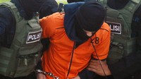 Kapolda Sulsel Irjen Merdisyam menjelaskan 19 tersangka teroris itu merupakan anggota dan simpatisan Front Pembela Islam (FPI) Makassar. Para anggota FPI itu berbaiat kepada Islamic State of Iraq and Syria (ISIS) pimpinan Abu Bakar al-Baghdadi. ANTARA FOTO/Muhammad Iqbal  