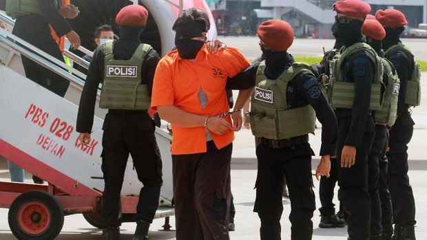 26 teroris yang berasal dari Makassar dan Gorontalo tiba di Jakarta. Para teroris itu tampak mengenakan baju tahanan dengan tangan diborgol.