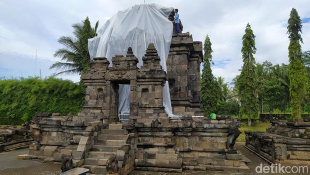 Candi Ngawen Ditutup Plastik