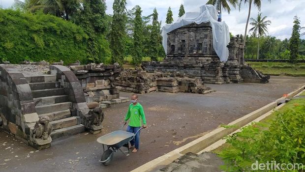 Candi Ngawen Ditutup Plastik