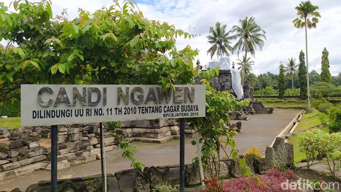 Candi Ngawen Ditutup Plastik