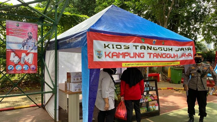 Cara Polisi di Jakpus Cegah COVID: Mobile Testing-Delivery Isoman