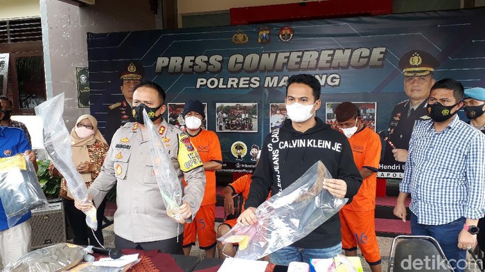 Polisi menetapkan tiga tersangka dalam carok yang menewaskan dua orang di Kabupaten Malang. Para tersangka dijerat pasal berlapis.