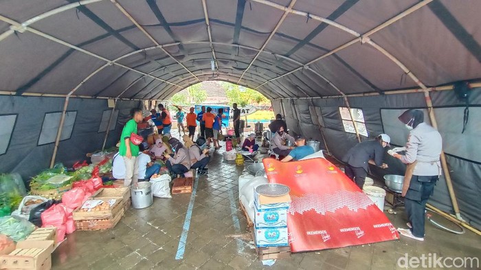 Dapur umum korban banjir di Kudus, 4/2/2021