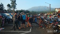 Ramai-ramai mendaki Gunung Gede dalam 1 hari