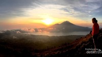 Menikmati matahari terbit dari Gunung Batur.