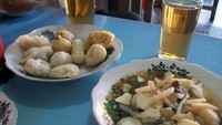 Pempek kapal selam dengan kuah tekwan