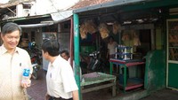 Bapak Darwis dan Bapak Sutanto, dosen dari Unsri yang mengantar kami melihat deretan kios pempek di 10 Ulu di mana asal mula pempek bermula
