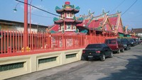 Kelenteng Kwan Im atau Chandra Nadi, di 10 Ulu Palembang. Di depan kelenteng inilah, kios-kios penjual pempek Palembang berada
