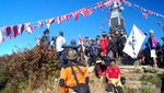 1.000 Bendera Merah Putih Berkibar di Puncak Gunung Lawu