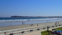 Berjemur, bermain dan surfing di Bells Beach