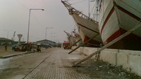 Kapal Besar Bersandar Membua Barisan Rapi di Pelabuhan Sunda Kelapa (Sumber: 4.bp.blogspot.com)