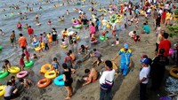 Ribuan Wisatawan Bermain Air di Beachpool Ancol (Sumber: lensaindonesia.com)