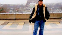 Berpose di Menara Eiffel