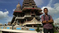 Saya berfoto di depan Gereja