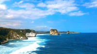 Melihat gugusan batu di Pantai Watu Maladong identik dengan Twelve Apostles