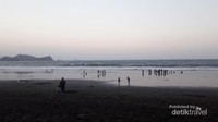 Pantai Watu Ulo lebih sepi dan tenang