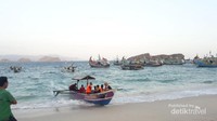 Pantai Papuma yang indah dengan batu karangnya