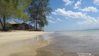 Pasir putih dan jajaran cemara Gili Sudak