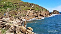 Tebing yang berbatasan langsung dengan laut