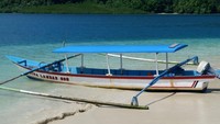 Perahu untuk menyeberang ke pulau-pulau.